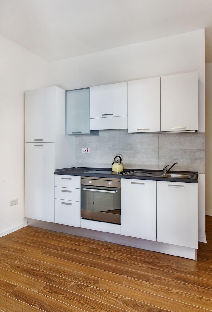 Modern Sea-view Apartment in a Prime Location view 4
