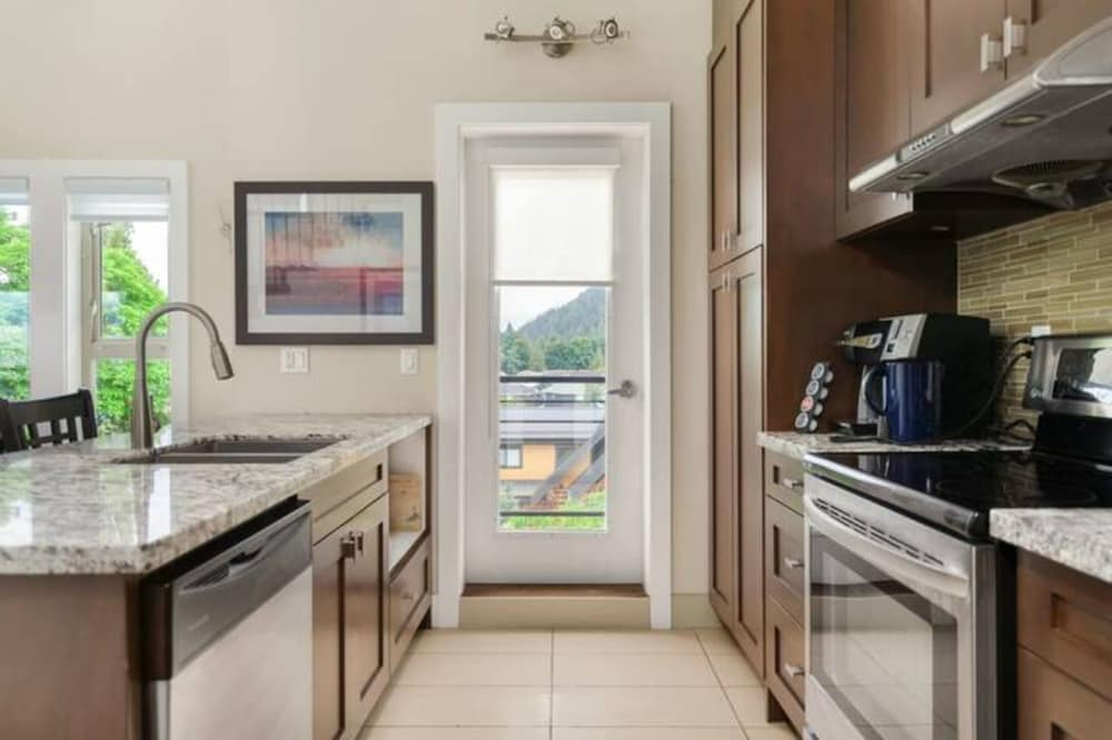 3BR Lakeside Dream Penthouse