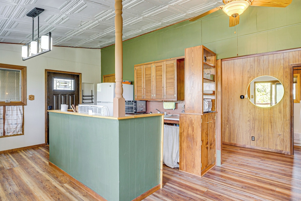 < 1 Mi to Tuttle Creek Lake: Cabin w/ 2 Kayaks!