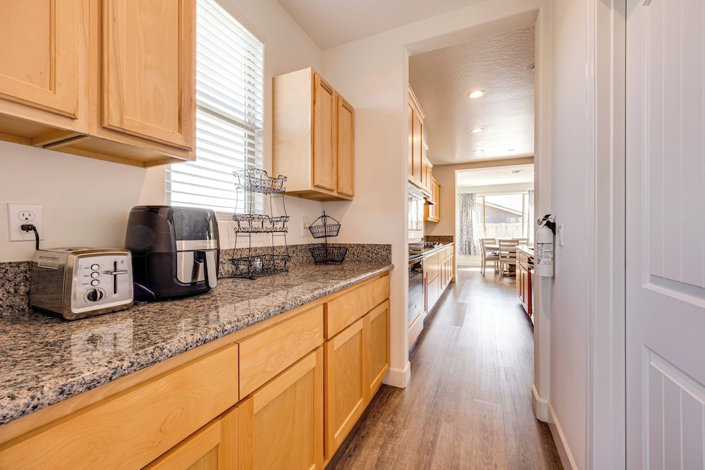 1 Mi to Golf! Spacious & Modern Home in Dinuba