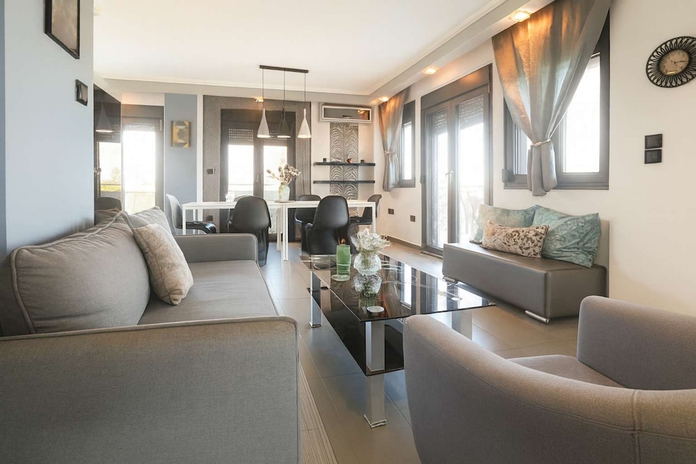 Villa Erytha - Serene Retreat With Views Garden