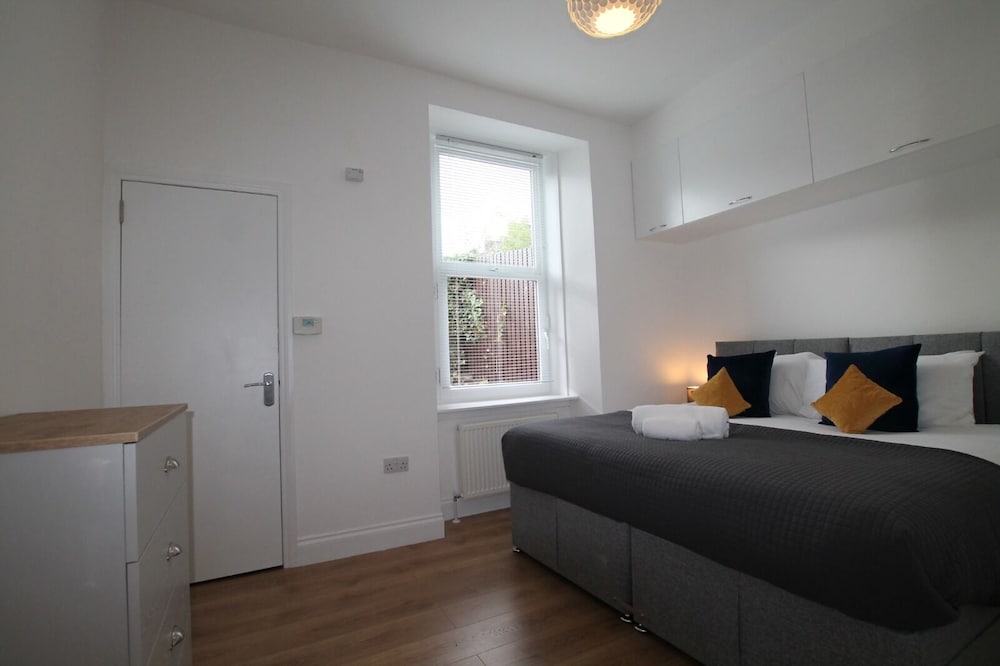 Dundee - 1 Bed - Sleeps 5 - Pet Friendly