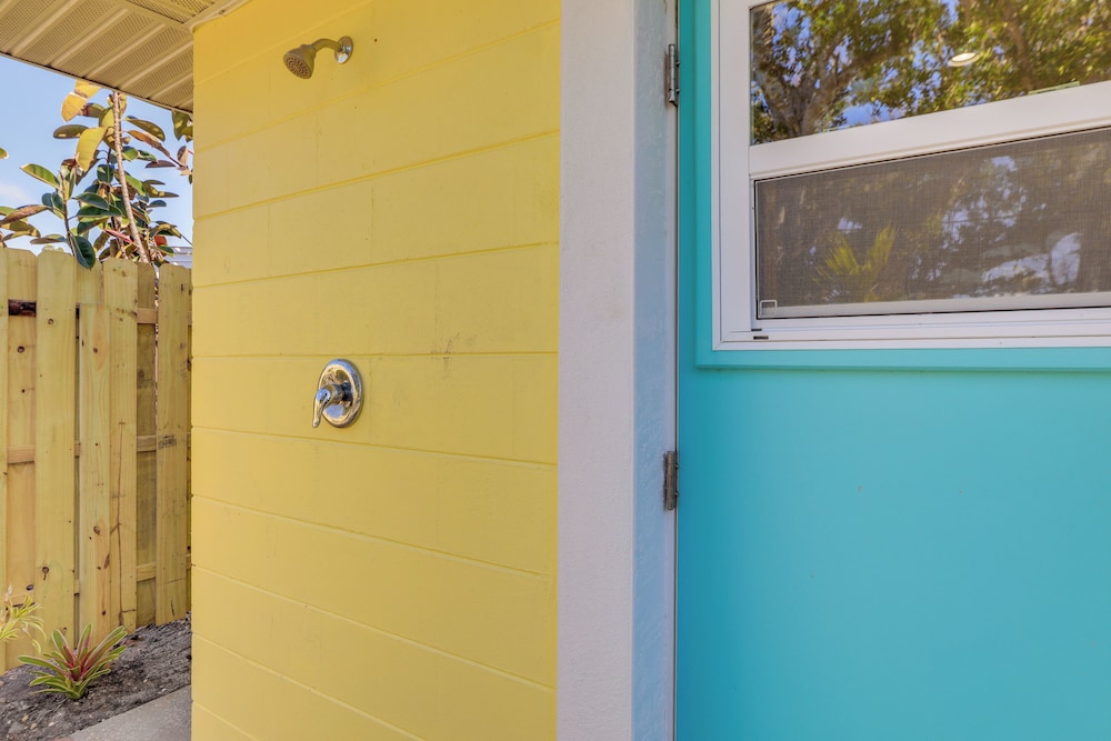 Walk to Beach: Pet-friendly Oasis on Manasota Key!