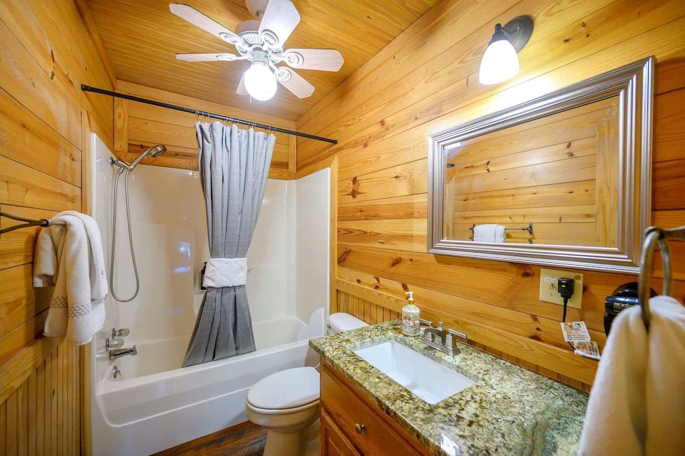 Sunset Ridge Cozy Cabin for 6