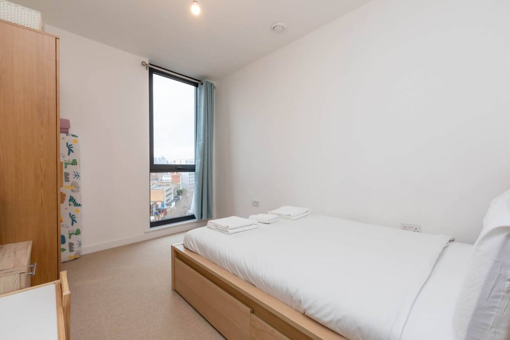 Spacious 2 Bedroom Flat With City Views in Bermondsey