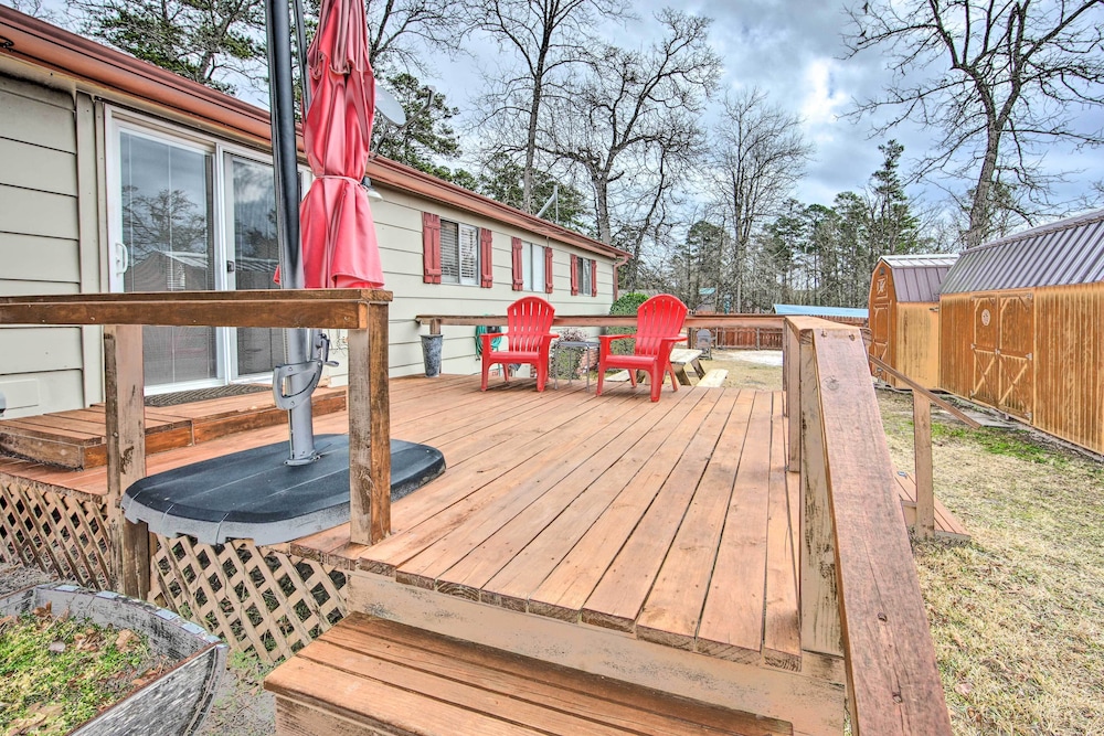 Jefferson Retreat w/ Backyard < 1 Mi to Lake! - Property Image 6