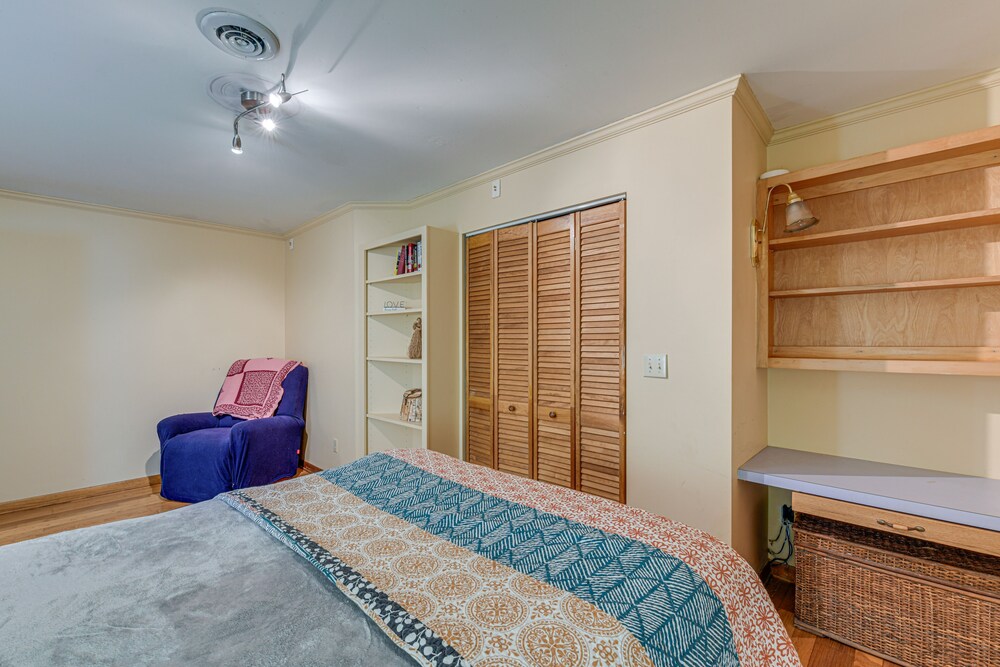 Peaceful Bryson City Cabin w/ Hot Tub & Deck!