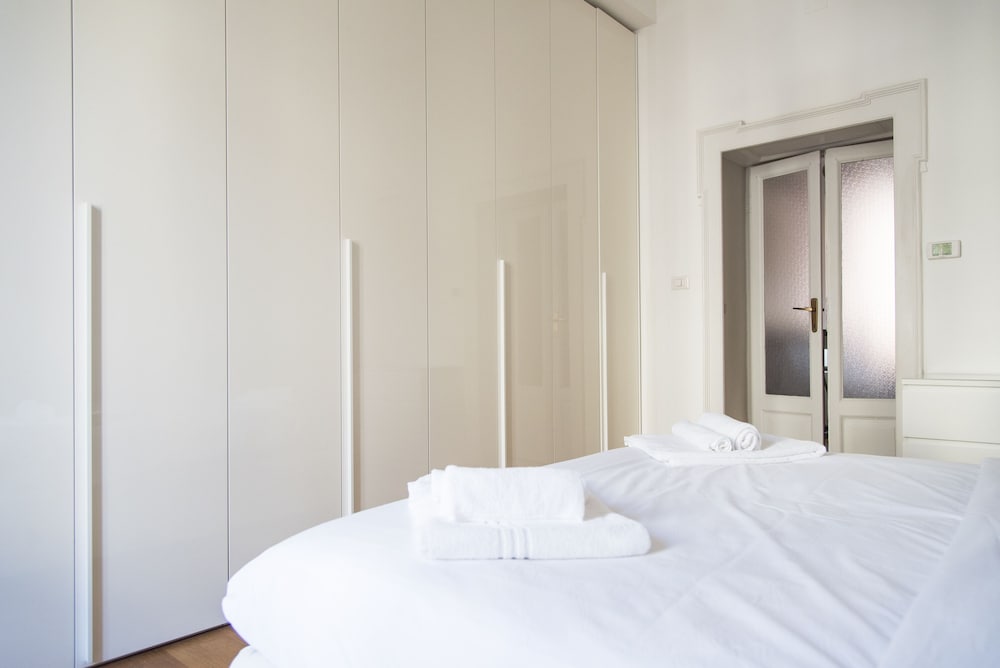 White and Clean Apartment near Metro MM1