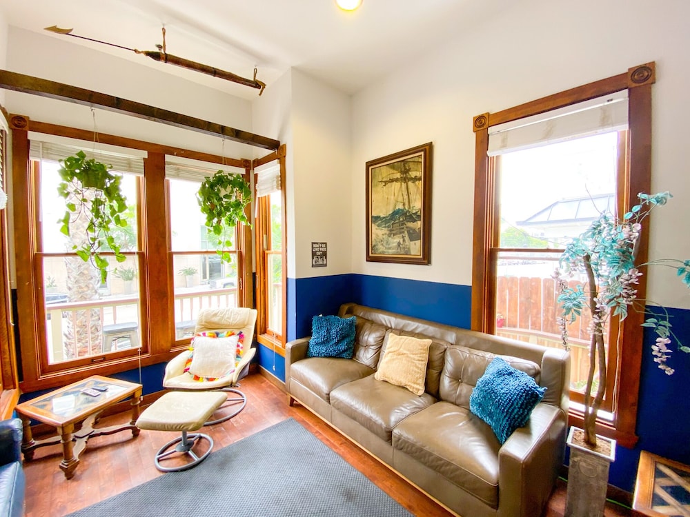 International Travelers House Hostel \- Downtown San Diego Little Italy.
