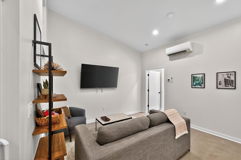 500 House - Unit A 1 Bedroom Townhouse
