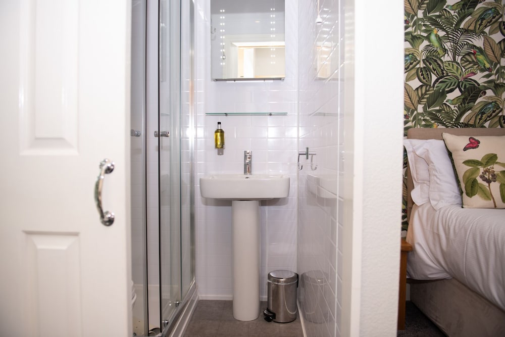 Milton House Studio Apartment Suites