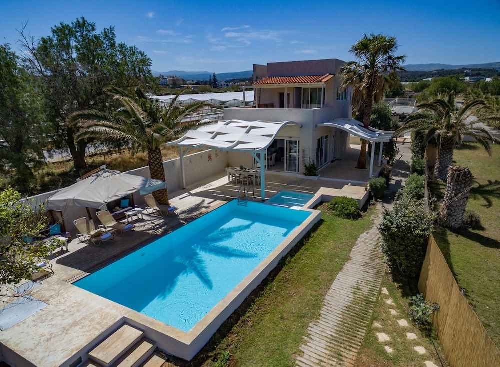 Almirikia Villa