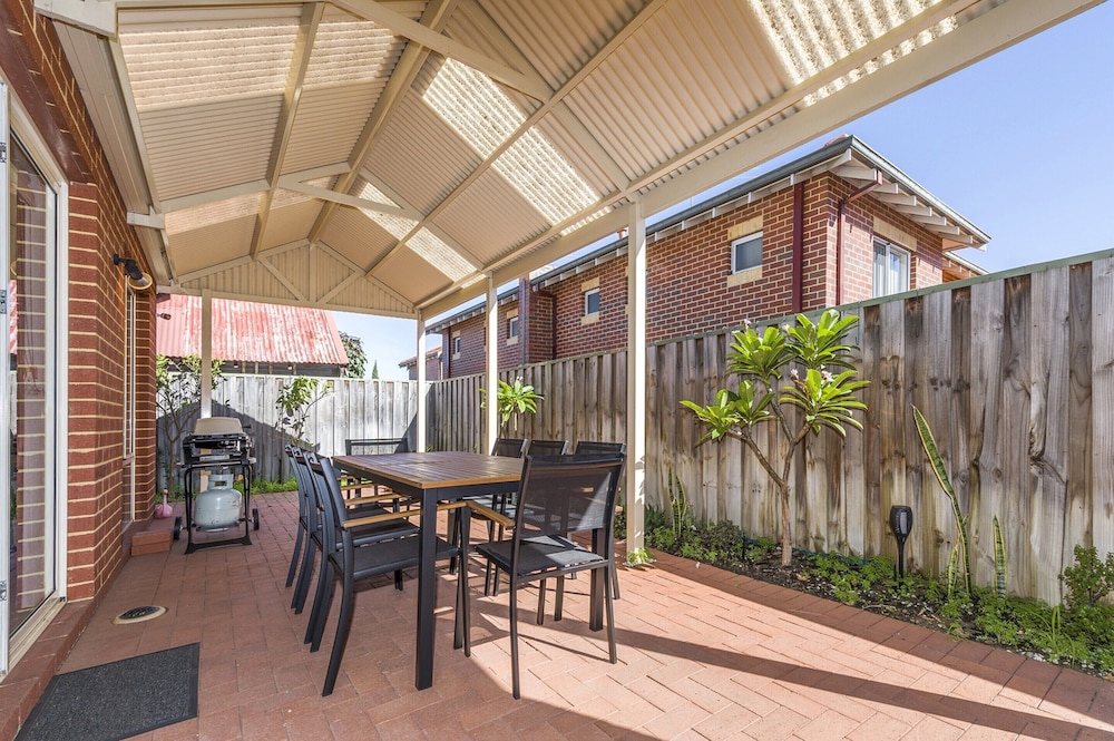 Stylish 3-bed Townhouse With Courtyard & BBQ