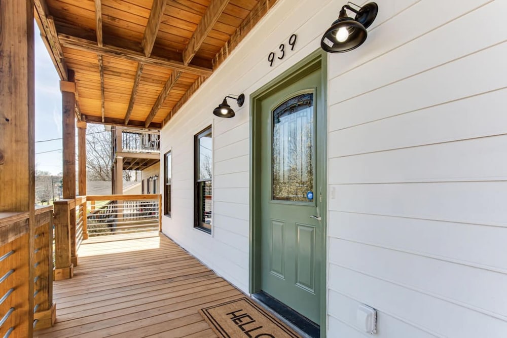 Huge 4 Bdrm Home in the Heart of Atlanta King Bed view 4