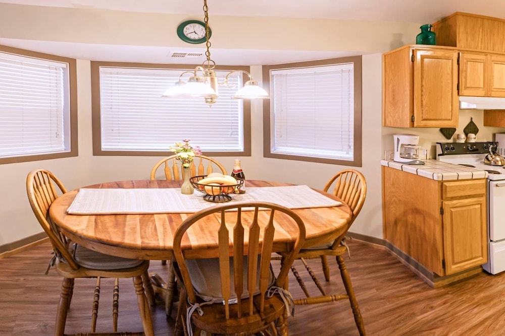 Ashland Vacations - Oak Lawn Cottage 1.5 Blocks to OSF - Property Image 6