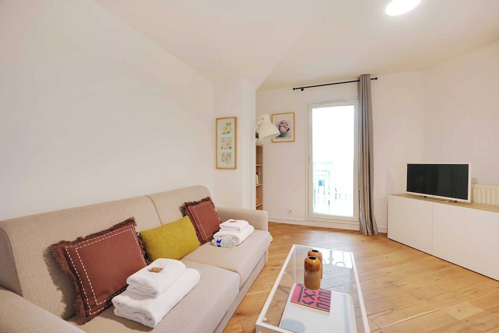 Bright, Modern Studio for 2P - La Defense