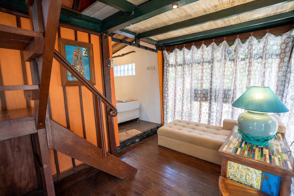 Room-cozy 2-bedroom Lumbung Cabin in San