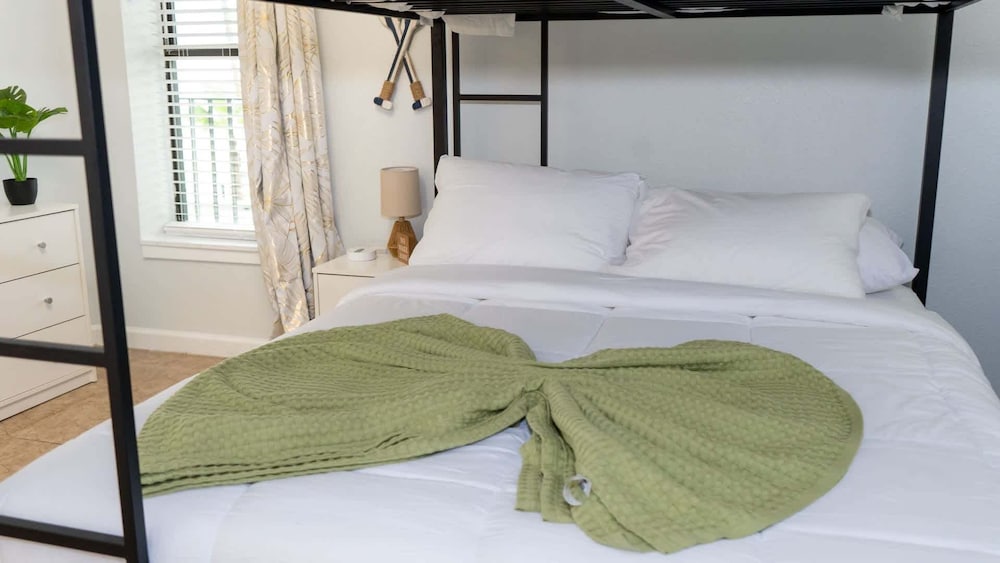 Sleeps 10 Direct Beach Heated Pool 3 Bedroom Apts