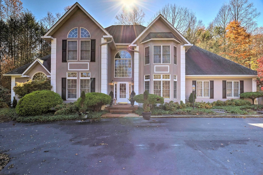 Million-dollar Estate by Downtown Franklin!
