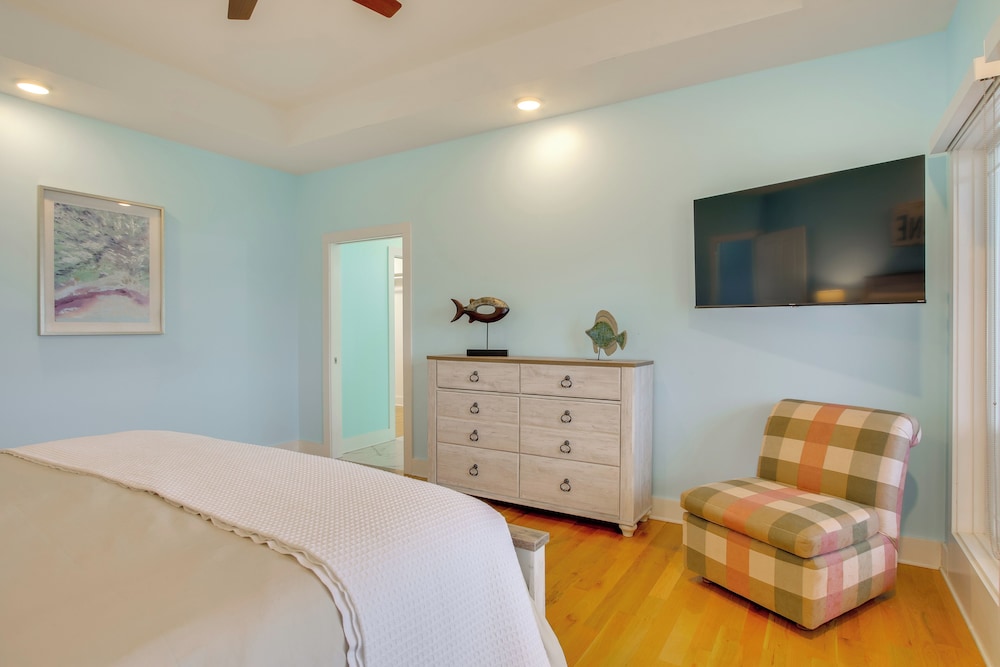 Lakefront Home w/ Hot Tub & Dock in Cross Hill!