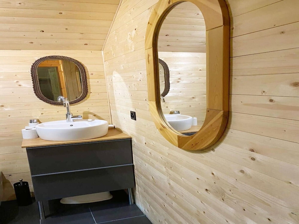 Chalet in Rossiniere Near Glacier & Lake