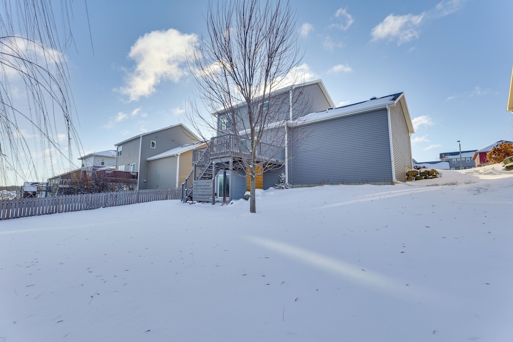 10 Mi to Dtwn Madison: Home w/ Large Yard!