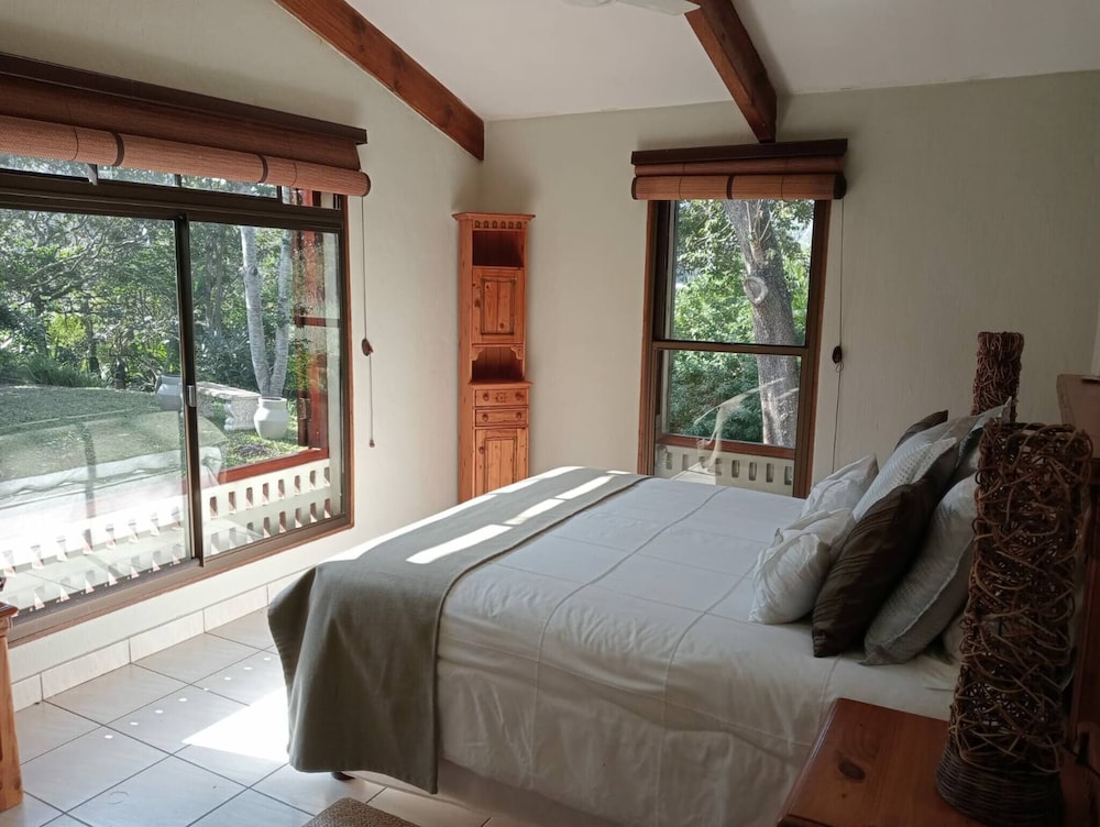 Tranquil Beach House in Southbroom Are, Marina Beach, With Stunning Lagoon Views