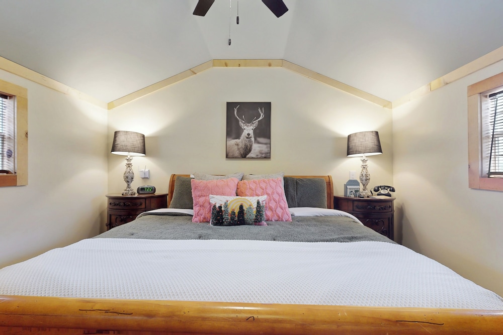 1BR Rustic Cabin w/ Kitchenette, Streaming & Wifi