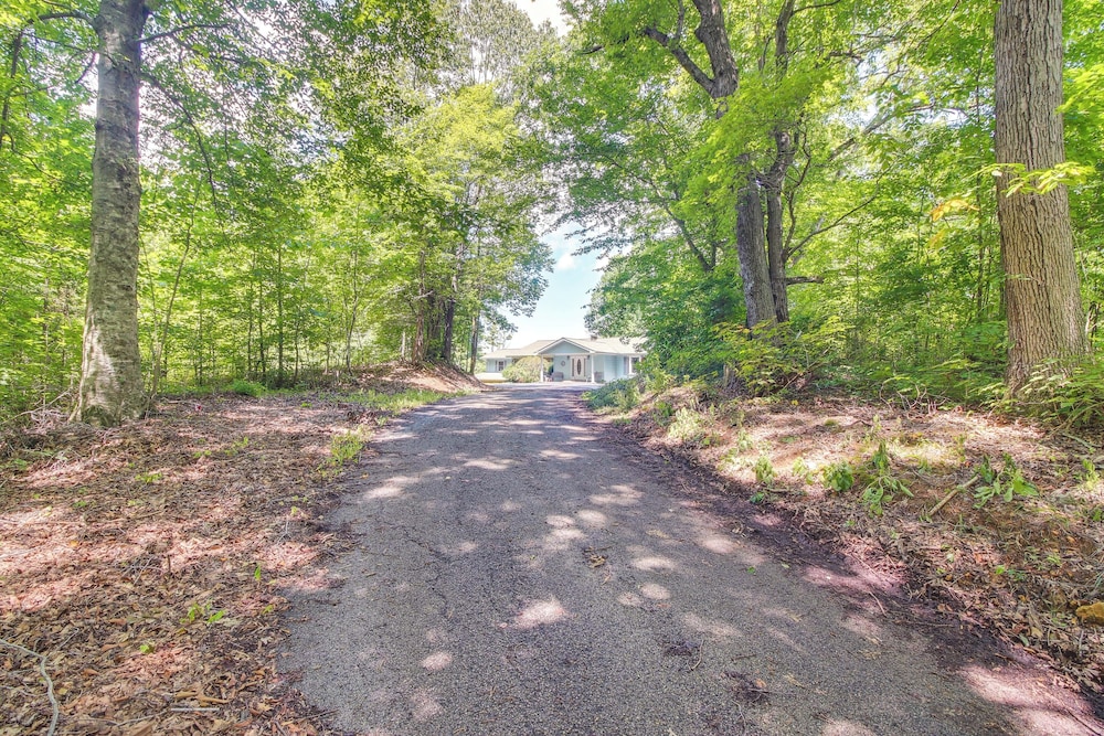 Family Home w/ Game Room! 1 Mi to Dale Hollow Lake