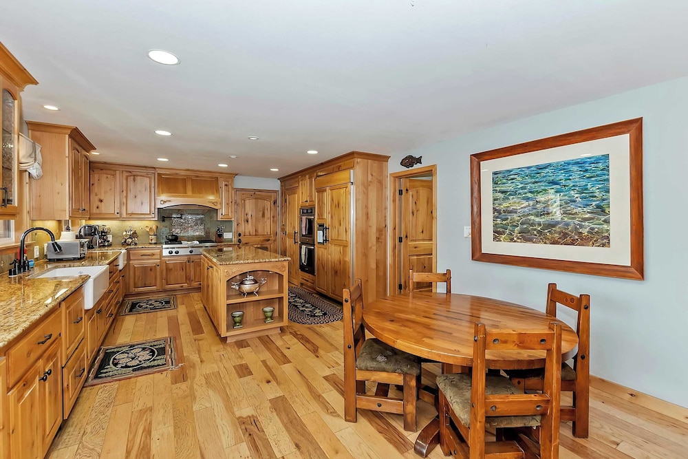 2 Lakefront Homes by Avantstay Sleeps 23, Private Dock+beach, Hot Tub, Fire Pit, Deck Views