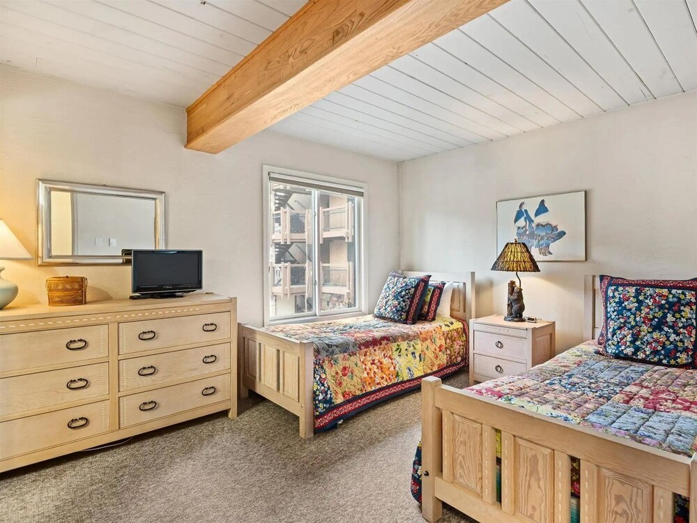 Comfortable 3BR Condo in Downtown Aspen Near Lift 1A With Pool & hot Tub!