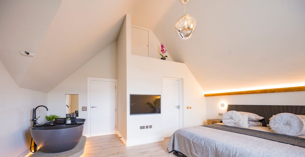 Honeybuzz Barn - Stunning 4-bed Rural Paradise view 2