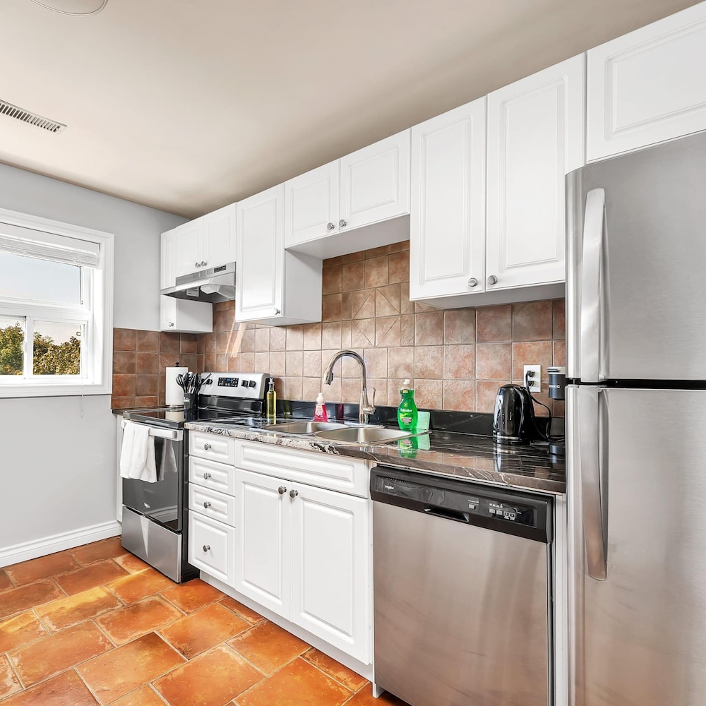 Private 2bdrm Unit With Ensuite Laundry - U5A