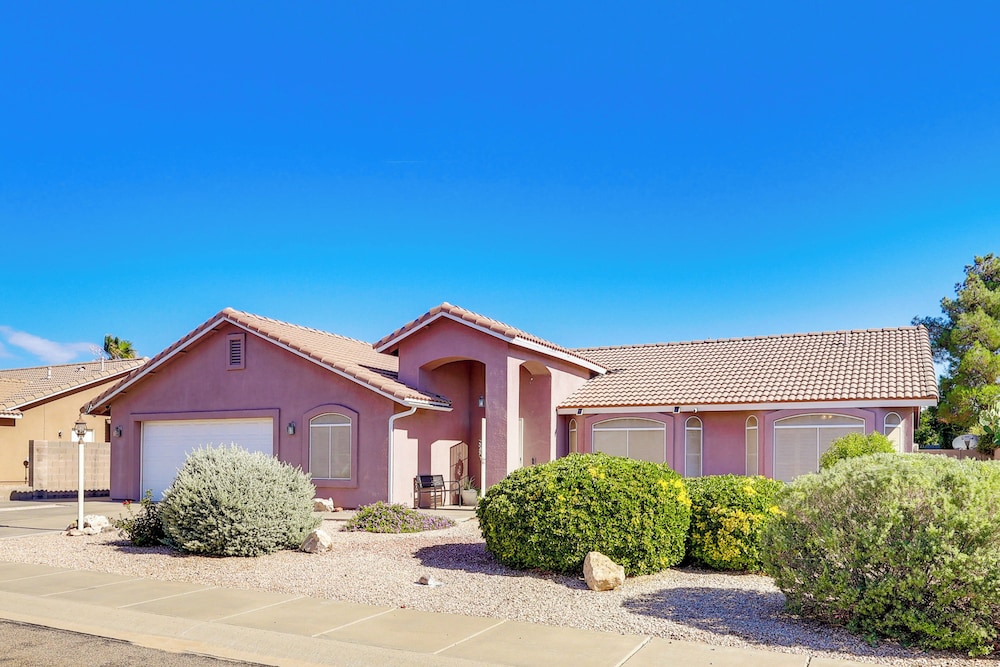 Kingman Family Home: Yard, Grill & Room to Relax!