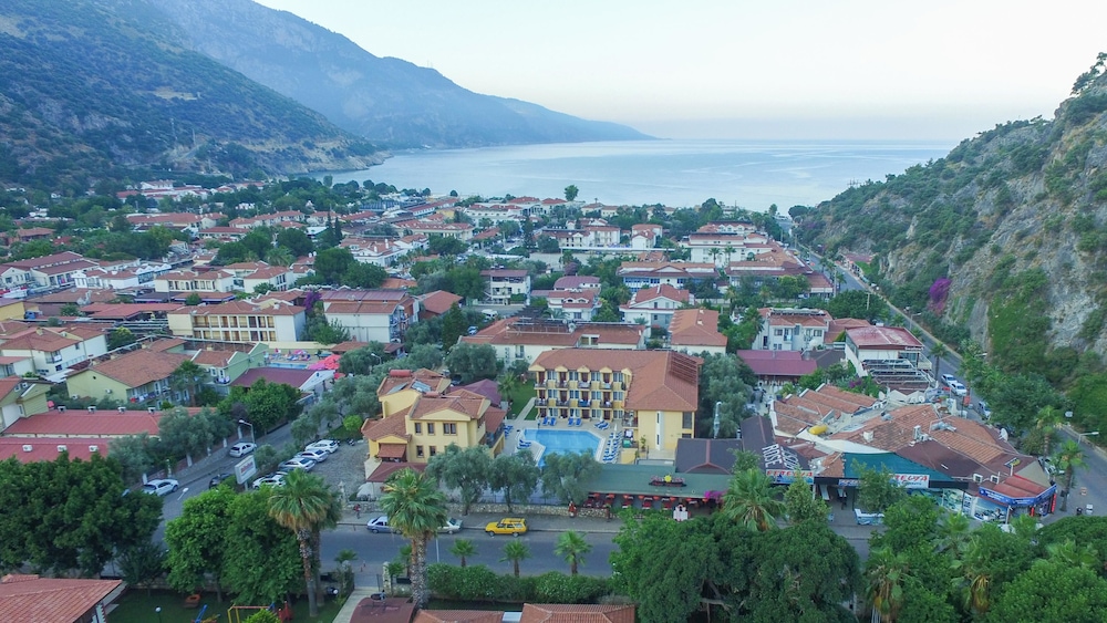 Belcehan Beach Hotel - Image 30