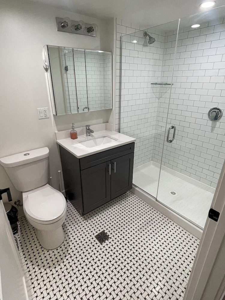 Cozy and Modern Stay in the Heart of C
