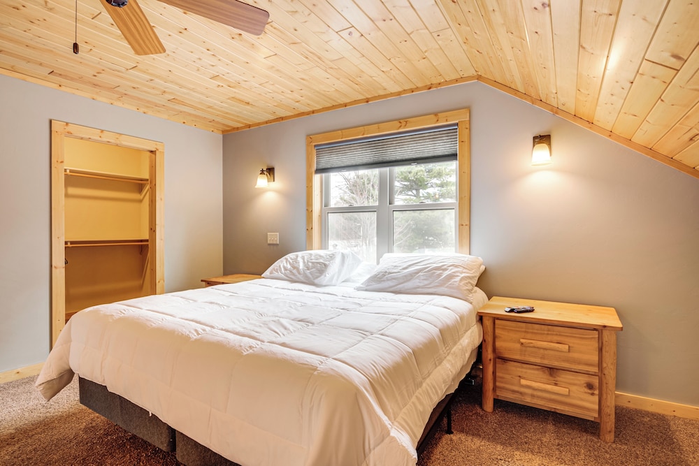 Boat Dock & Furnished Deck: Northwoods Lake House