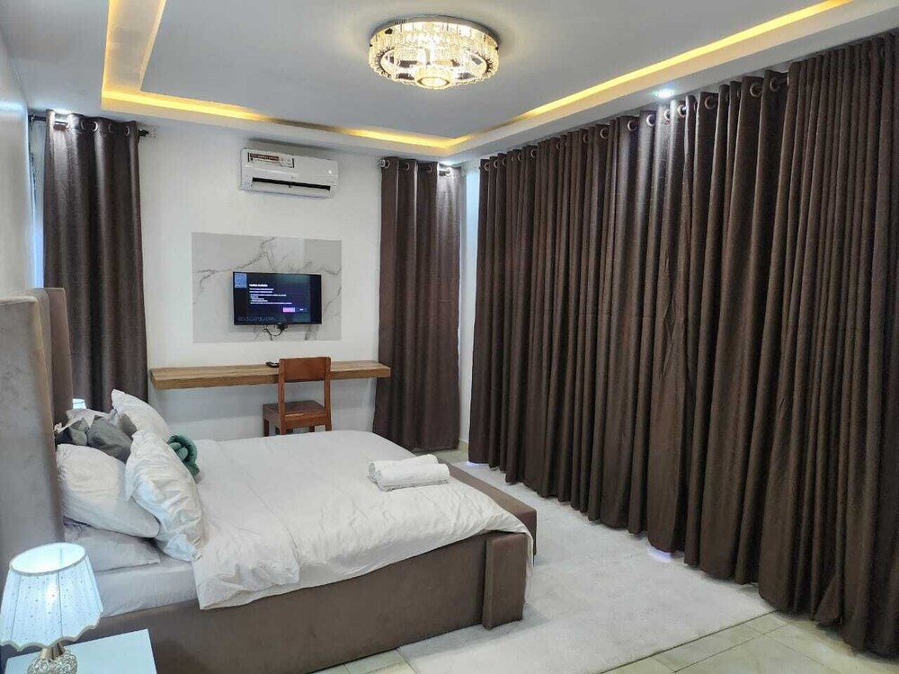 Charming 2- Bedroom Duplex
