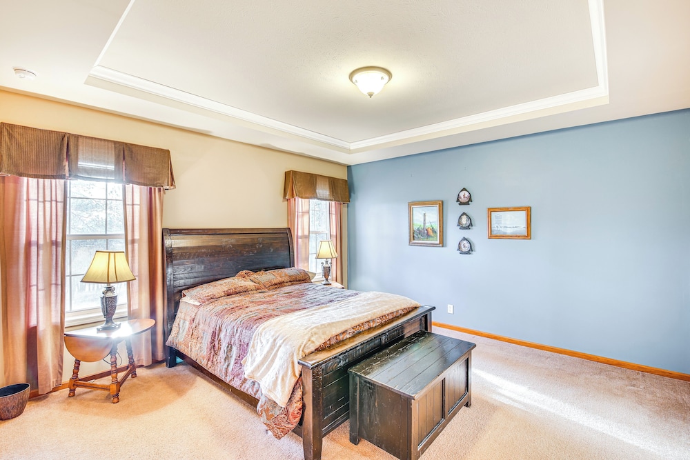 5 Mi to Town: Mtn-view Gem w/ Deck in Hot Springs