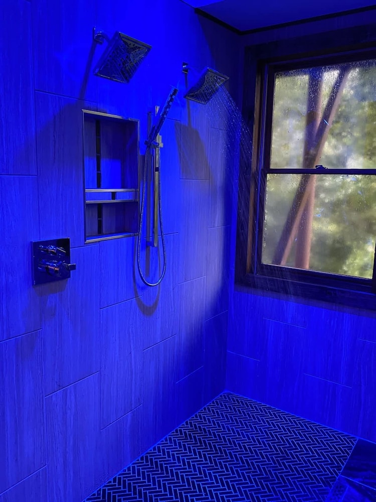 Pet-friendly Hot Tub Soaker Tub Grill Full Kitchen