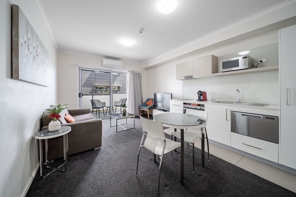 Lakeside 1-bed With A/c, Parking & Balcony