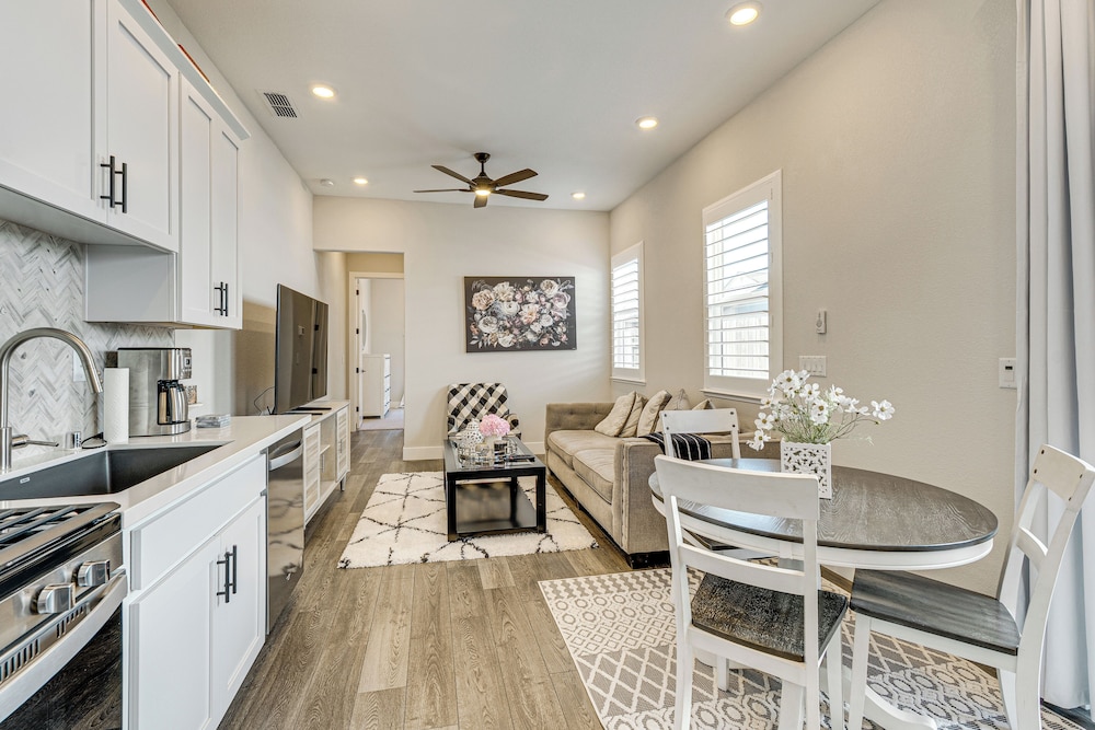 Fenced-in Yard: Apt 7 Mi to Westfield Galleria