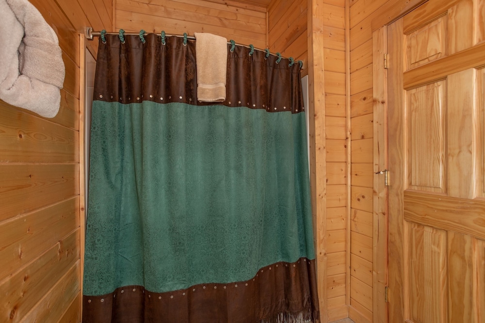 Luxurious Nine Bears Home Minutes Away to Gatlinburg by Redawning