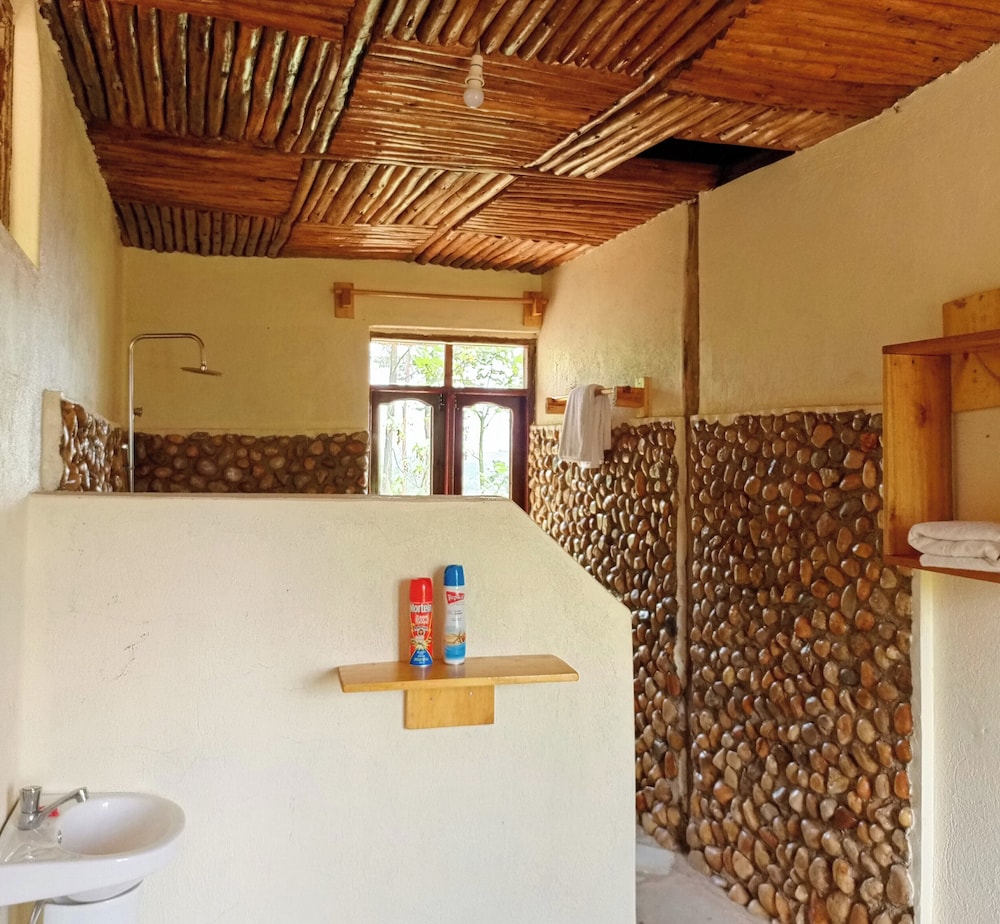 Bwindi Neckview Lodge