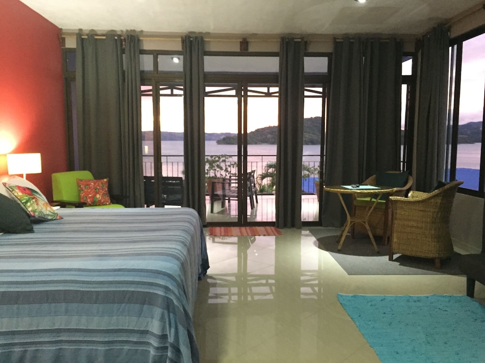 BlueBay Bugenvil Lake Lodge