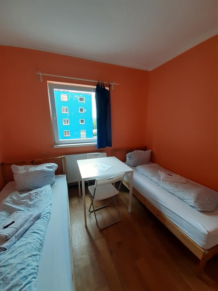 2-Rent Group Hostel Rooms&Apartments TUB19A