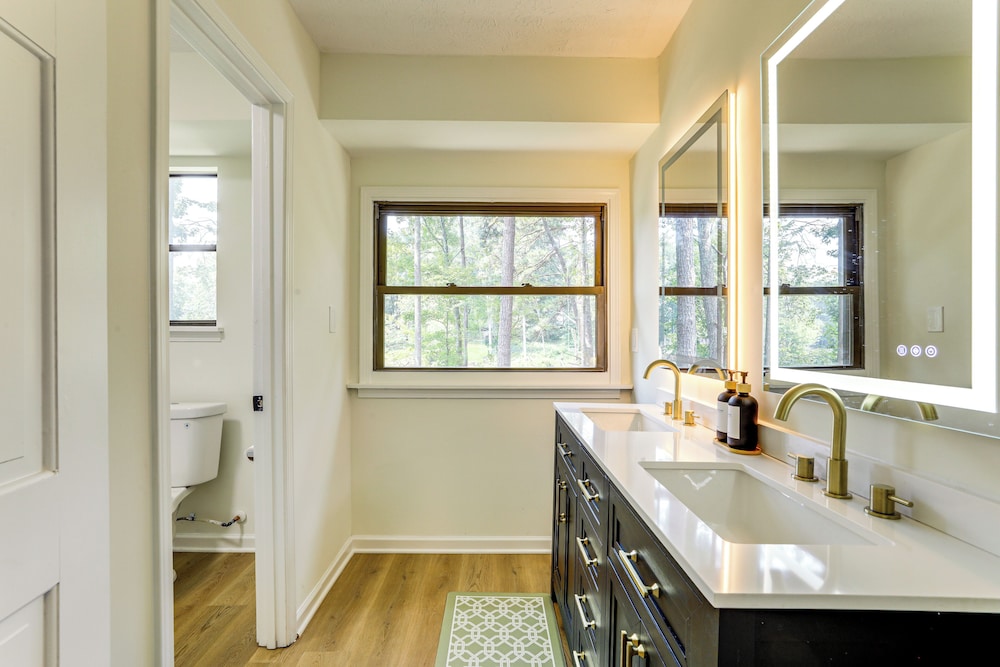 5 Mi to Stone Mountain: Lakefront Family Home
