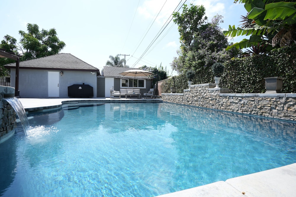 Designer decorated 6 bedroom 4 bath pool home