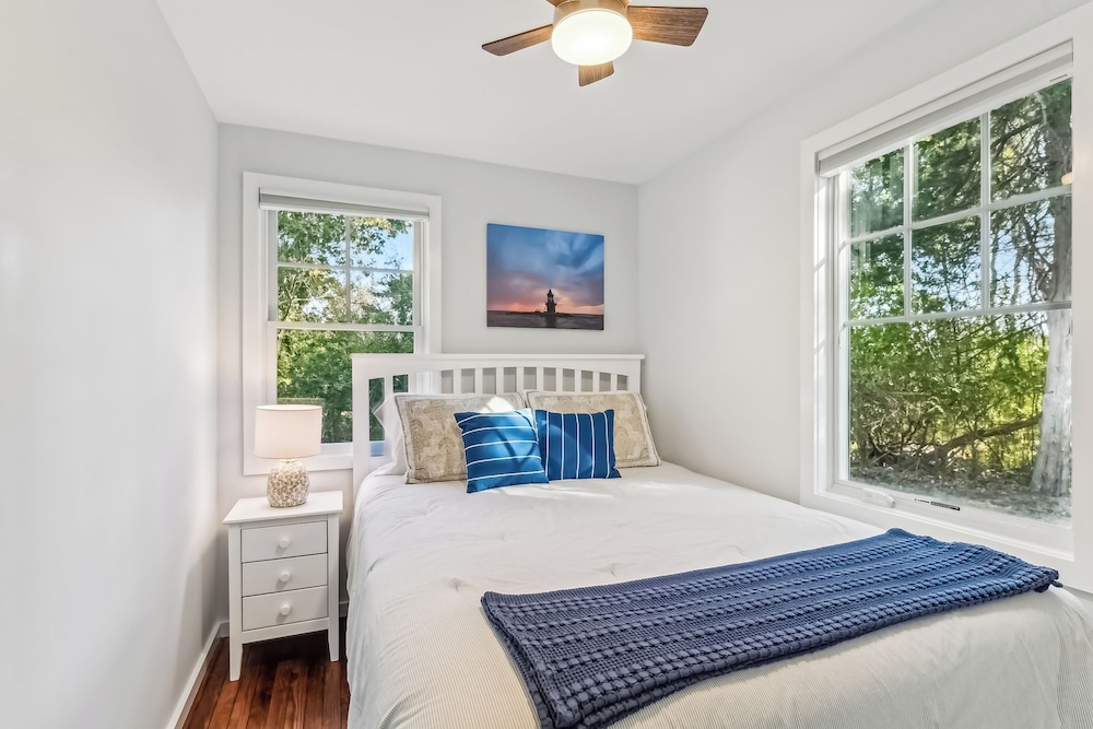 3BR Home Walk to Beach w/ Outdoor Shower & Grill