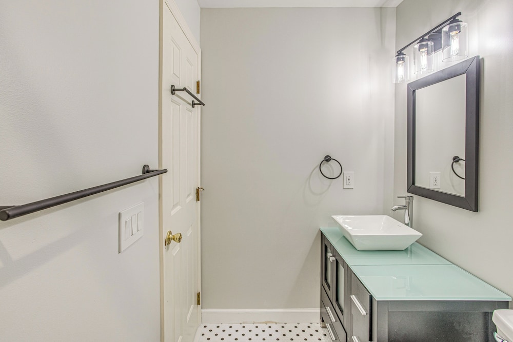 Marina & Pool: Roomy Golf-view Home in Southport
